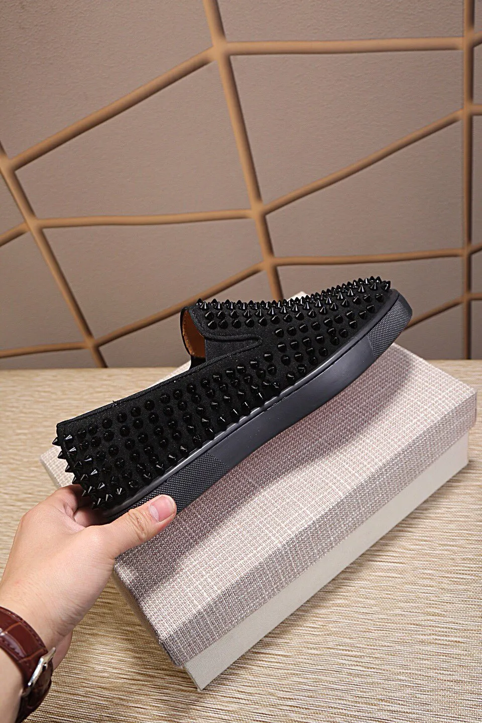 Ex-factory price 440. christian louboutin (CL red sole shoes) counter nail series, casual sneakers for couples 📢 📢 📢 Exclusive hot style release 🎈🎈💪 Movable latex feet 👻 Finished large sole car line [satisfied] 😝Female 35-40# Male 38#-46, global supply😝 [Top version]: original imported cowhide frosted upper, top original leather lining, original molded TPU outsole, original 1:1 detail processing, original shoe last, large quantity available from stock,